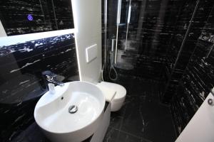 y baño con lavabo blanco y aseo. en Ksamil Central Park Hotel en Ksamil