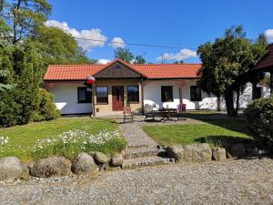 een huis met een tuin en bloemen ervoor bij Agroturystyka Wilczyn Cegielnia in Wilczyn