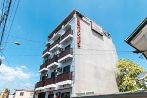 - un bâtiment avec des balcons sur le côté dans l'établissement RedDoorz near NAIA Terminal 1, à Manille