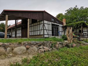 een huis met een stenen muur ervoor bij Agroturystyka Wilczyn Cegielnia in Wilczyn
