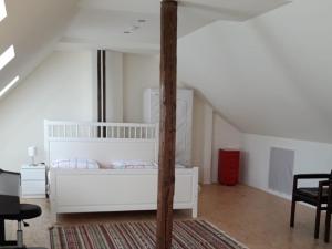a bedroom with a white bed in a room at Nette, geräumige Ferienwohnung in Wuppertal