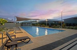 The swimming pool at or close to Best Western Plus The Ranges Karratha