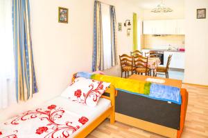 un soggiorno con 2 letti e una cucina di Apartment Ana a Novalja (Novaglia)