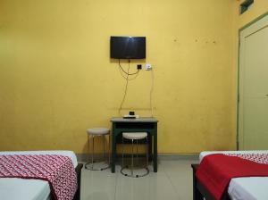 Телевизия и/или развлекателен център в OYO 90333 Wisma Tenang Jaya Syariah