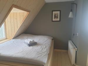 Cabana de pe stanca - hotel في Cîrlibaba Nouă: غرفة نوم عليها سرير وفوط