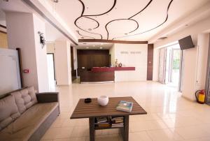 A television and/or entertainment centre at Hotel Pavlou