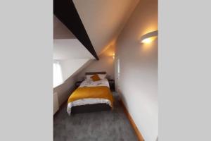 Łóżko lub łóżka w pokoju w obiekcie Perfect holiday for families near Llanddwyn Island