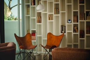 Uma área de estar em A House in Estoril - Adults Only