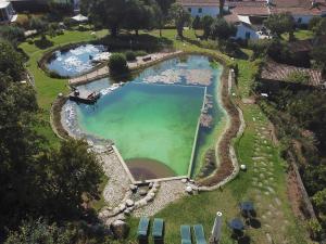 an overhead view of a large swimming pool at Quinta da Fontoura in Alquerubim