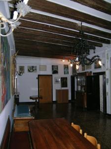 une salle à manger avec une table et un lustre dans l'établissement Antica Locanda Montin, à Venise