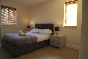 Una cama o camas en una habitación de Letting Serviced Apartments - Sheppards Yard, Hemel Hempstead Old Town