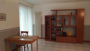 salon ze stołem i półką na książki w obiekcie Matisse1 w Bergamo +3 zdjęcia