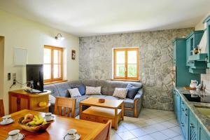 Kuchyň nebo kuchyňský kout v ubytování Stone House Luka
