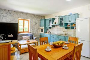 Kuchyň nebo kuchyňský kout v ubytování Stone House Luka