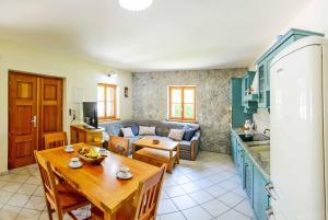 Kuchyň nebo kuchyňský kout v ubytování Stone House Luka
