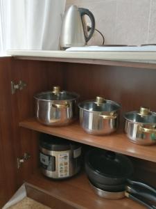  Кухня или мини-кухня в Апартаменты на Крымской 81 