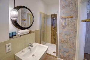 a bathroom with a sink and a shower at fewo1846 - Marina del Rey - elegantes Studioapartment mit Meerblick und eigenem Strandkorb in Glücksburg