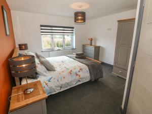 Postel nebo postele na pokoji v ubytování Maes Llwyd
