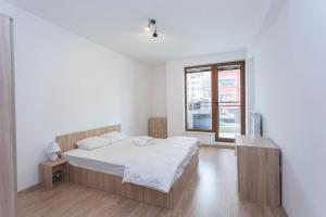 A bed or beds in a room at Modern and Bright Apartments near Center - FREE PARKING