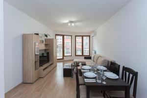 A kitchen or kitchenette at Modern and Bright Apartments near Center - FREE PARKING