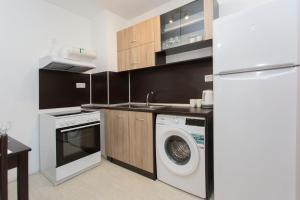 A kitchen or kitchenette at Modern and Bright Apartments near Center - FREE PARKING