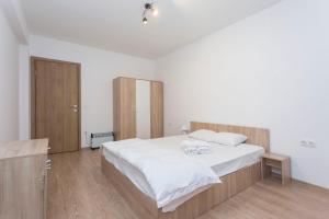 A bed or beds in a room at Modern and Bright Apartments near Center - FREE PARKING