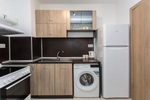 A kitchen or kitchenette at Modern and Bright Apartments near Center - FREE PARKING