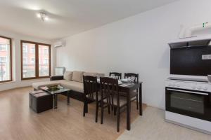 A kitchen or kitchenette at Modern and Bright Apartments near Center - FREE PARKING
