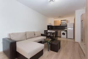 A kitchen or kitchenette at Modern and Bright Apartments near Center - FREE PARKING