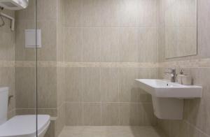 A bathroom at Modern and Bright Apartments near Center - FREE PARKING
