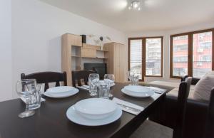 A seating area at Modern and Bright Apartments near Center - FREE PARKING