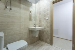 A bathroom at Modern and Bright Apartments near Center - FREE PARKING