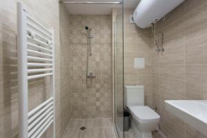 A bathroom at Modern and Bright Apartments near Center - FREE PARKING