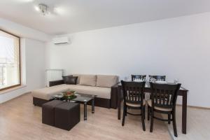 A seating area at Modern and Bright Apartments near Center - FREE PARKING