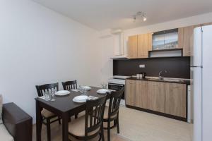 A kitchen or kitchenette at Modern and Bright Apartments near Center - FREE PARKING