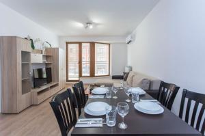 A seating area at Modern and Bright Apartments near Center - FREE PARKING