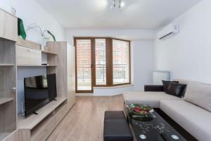 A seating area at Modern and Bright Apartments near Center - FREE PARKING
