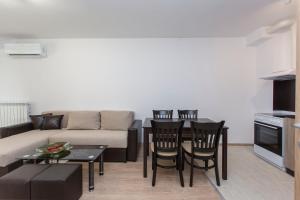 A seating area at Modern and Bright Apartments near Center - FREE PARKING