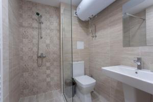 A bathroom at Modern and Bright Apartments near Center - FREE PARKING