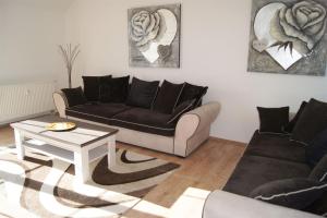 ein Wohnzimmer mit einem Sofa und einem Tisch in der Unterkunft Winterberg Appartement 21109 in Winterberg