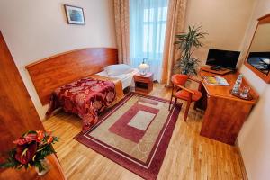 Televízia a/alebo spoločenská miestnosť v ubytovaní Hotel Restauracja Caspar