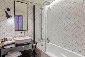 Ванная комната в Aiden by Best Western Lorient Centre