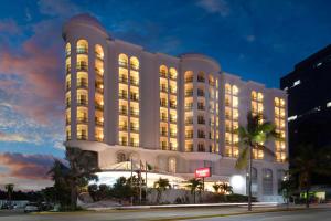 un grand bâtiment blanc avec ses lumières allumées dans l'établissement Ramada Plaza by Wyndham Veracruz Boca del Rio, à Veracruz