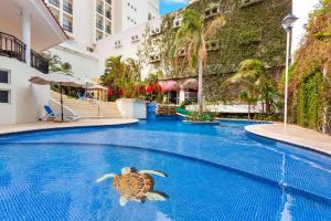 Piscina de la sau aproape de Ramada Plaza by Wyndham Veracruz Boca del Rio +44 fotografii