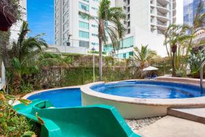 Piscina de la sau aproape de Ramada Plaza by Wyndham Veracruz Boca del Rio