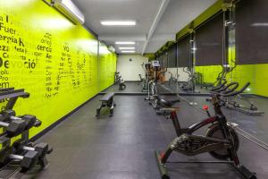 Fitness centrum a/nebo fitness zařízení v ubytování TRYP by Wyndham San Luis Potosi Hotel & Suites
