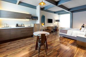 Postel nebo postele na pokoji v ubytování TRYP by Wyndham San Luis Potosi Hotel & Suites