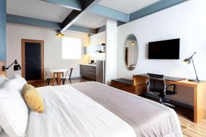 TV a/nebo společenská místnost v ubytování TRYP by Wyndham San Luis Potosi Hotel & Suites