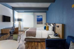 Postel nebo postele na pokoji v ubytování TRYP by Wyndham San Luis Potosi Hotel & Suites