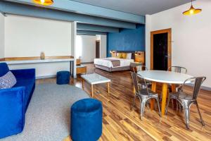Posezení v ubytování TRYP by Wyndham San Luis Potosi Hotel & Suites
